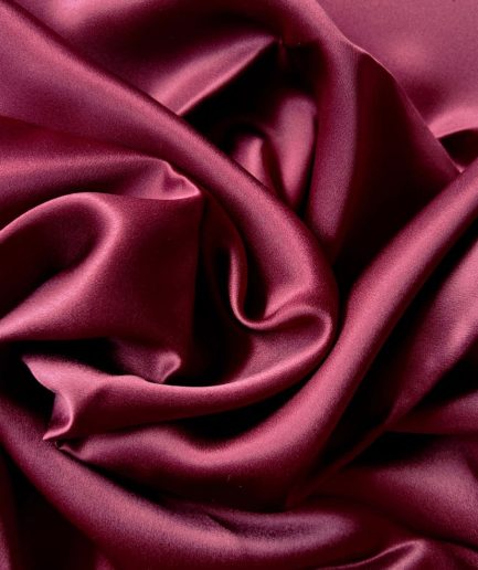 tamnocrvena svilena navlaka za jastuk